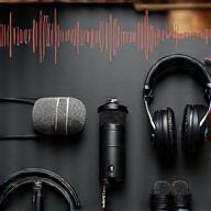 Micros e fones de ouvido em estúdio de podcast