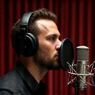 Locutor gravando em estúdio profissional